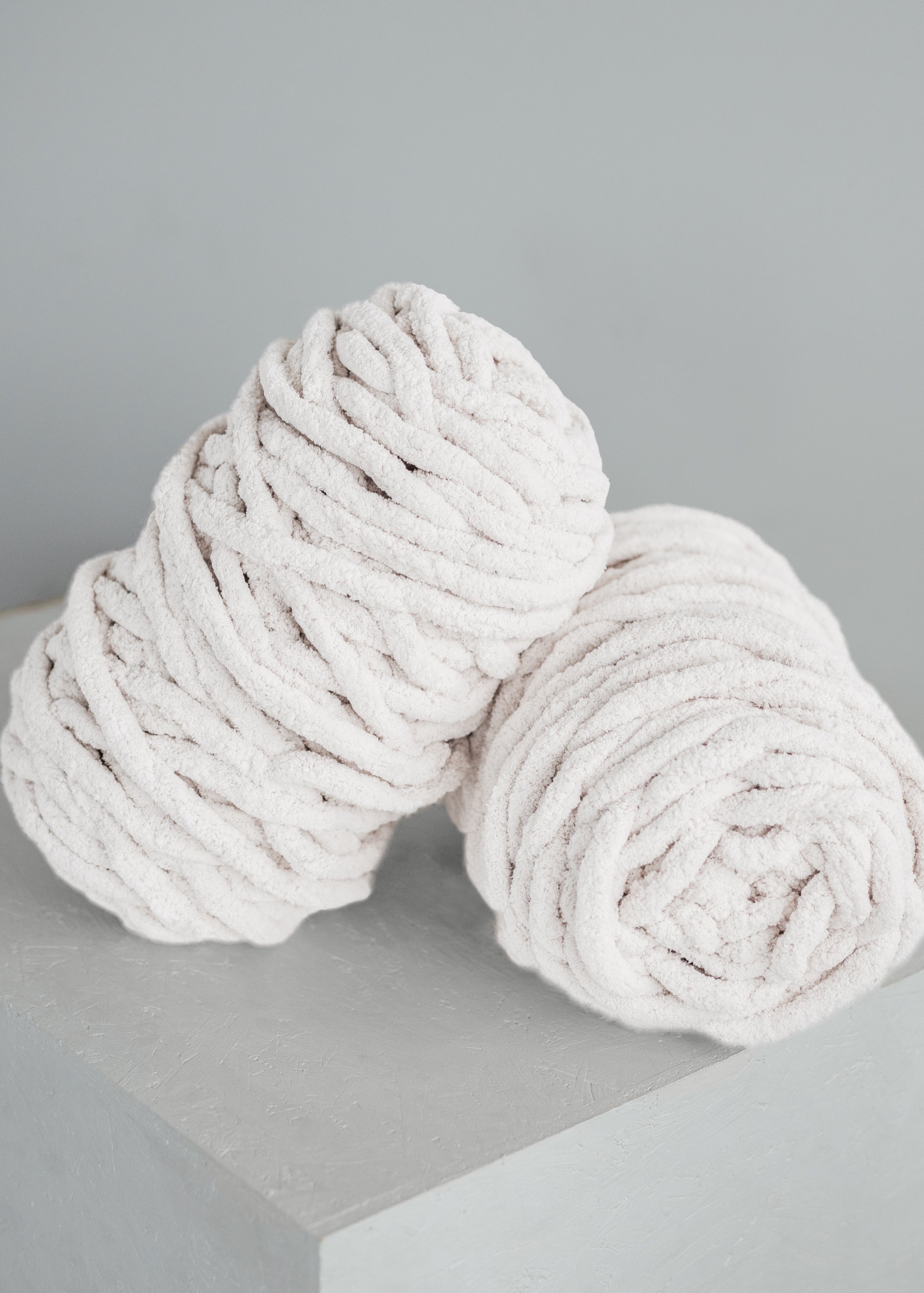 White yarn discount